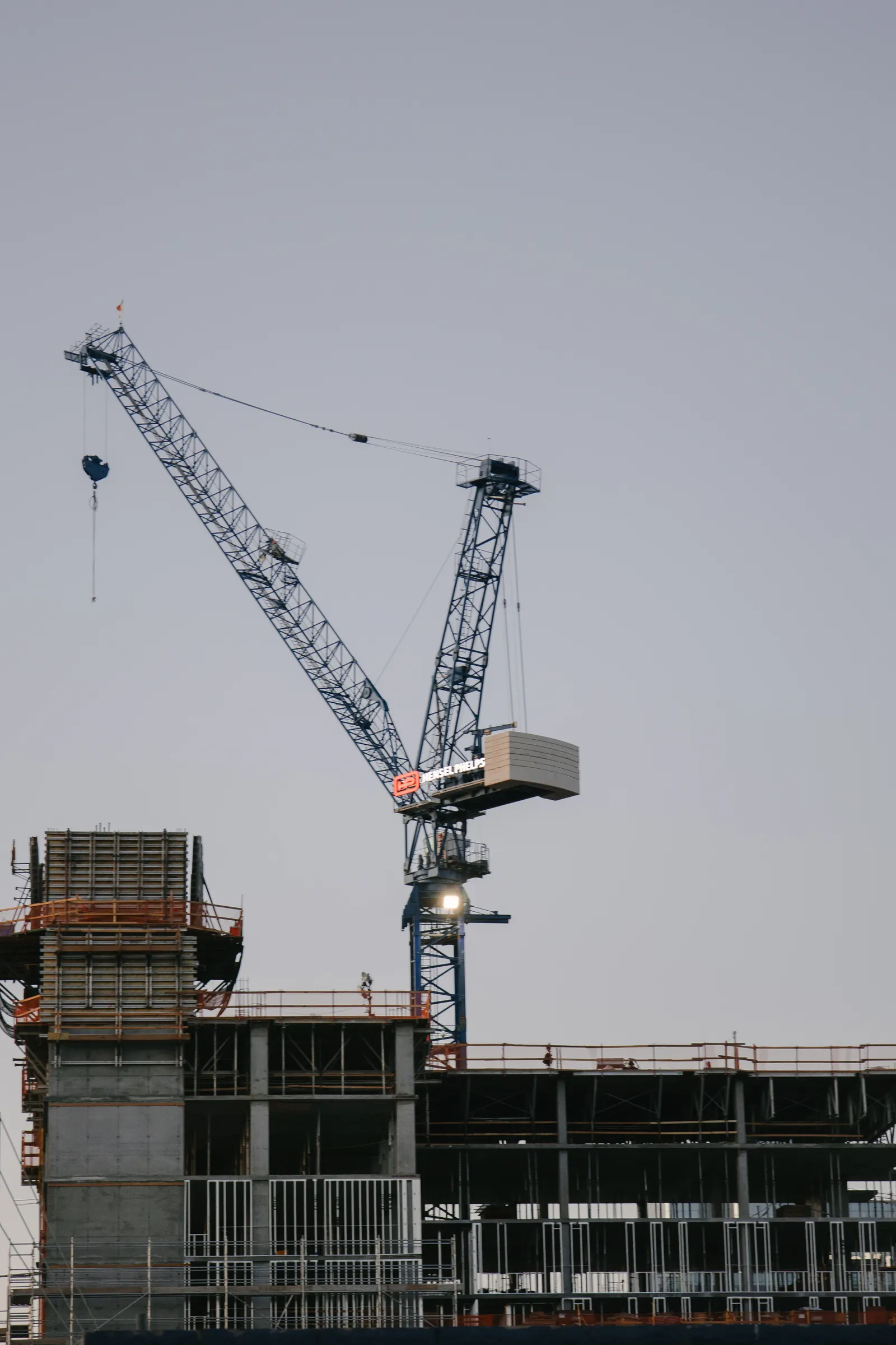 Baustelle mit großem Turmdrehkran
