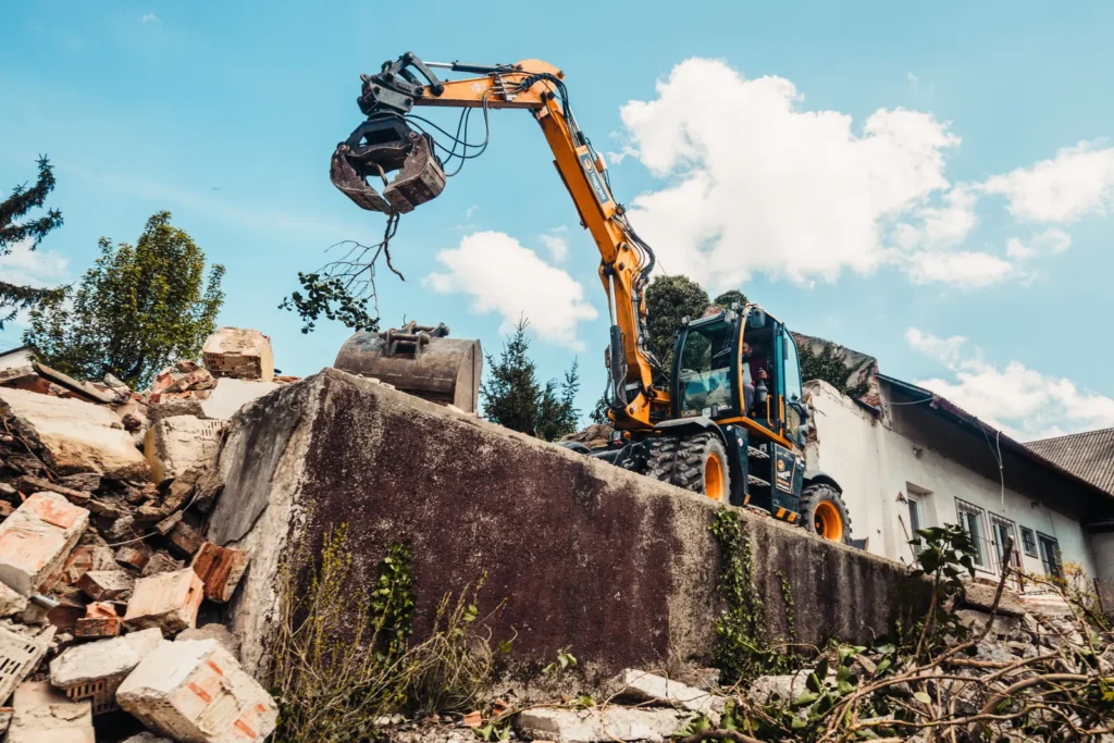 Bagger beim Abriss eines Gebäudes