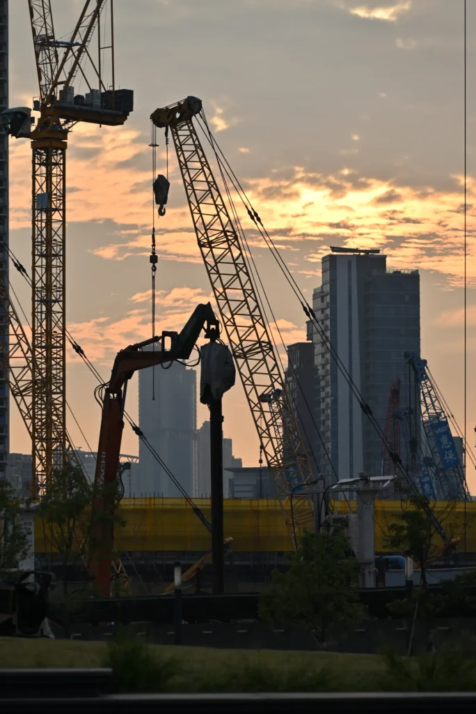 Innerstädtische Baustelle mit Kränen