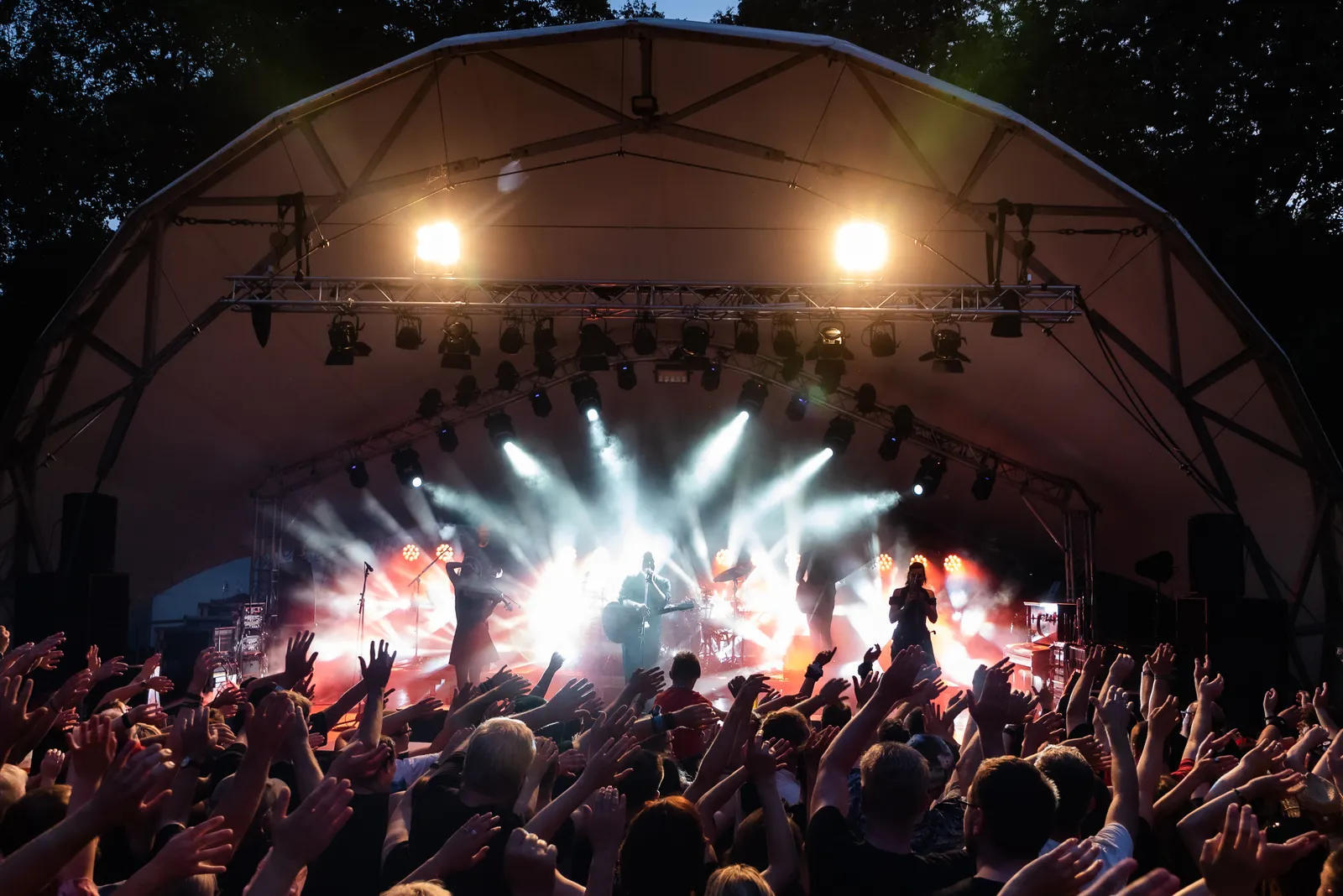 Publikum vor einer Bühne bei einem Open-Air-Konzert