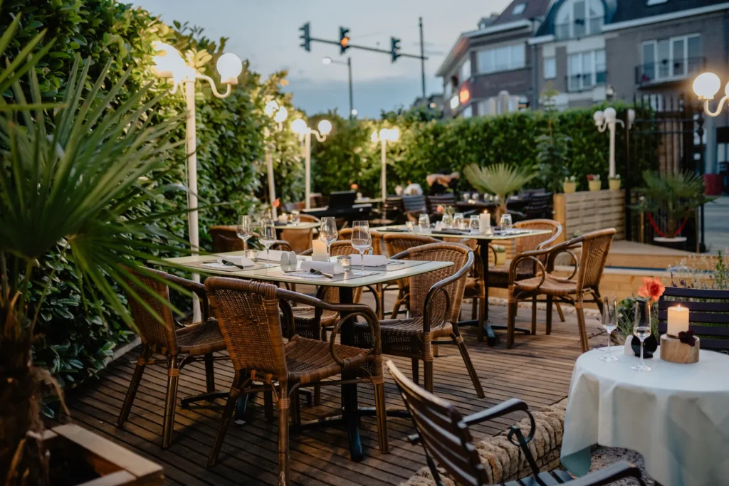 Restaurantterrasse am Abend