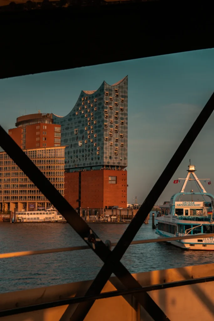 Elbphilharmonie und Hafen in Hamburg