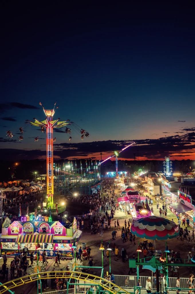 Kirmes mit Fahrgeschäften bei Nacht