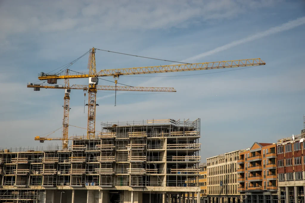 Baustelle mit Kränen in der Stadt