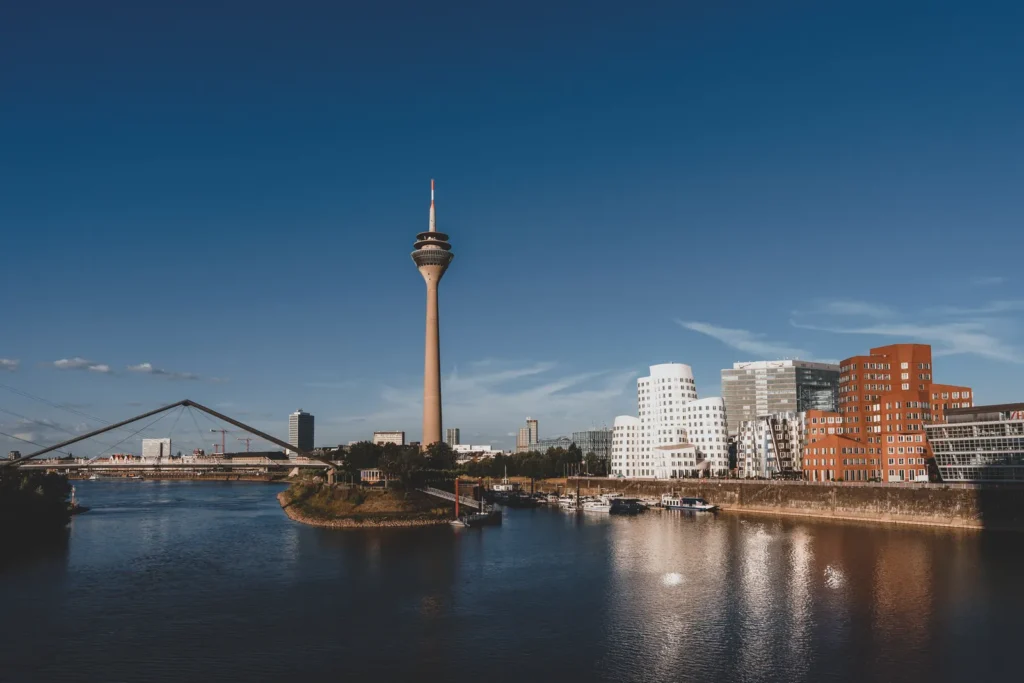 Rheinturm und Medienhafen in Düsseldorf