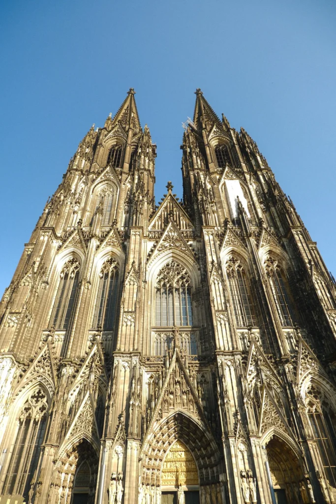 Kölner Dom unter blauem Himmel