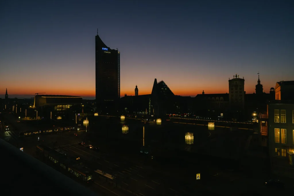 Skyline von Leipzig in der Dämmerung