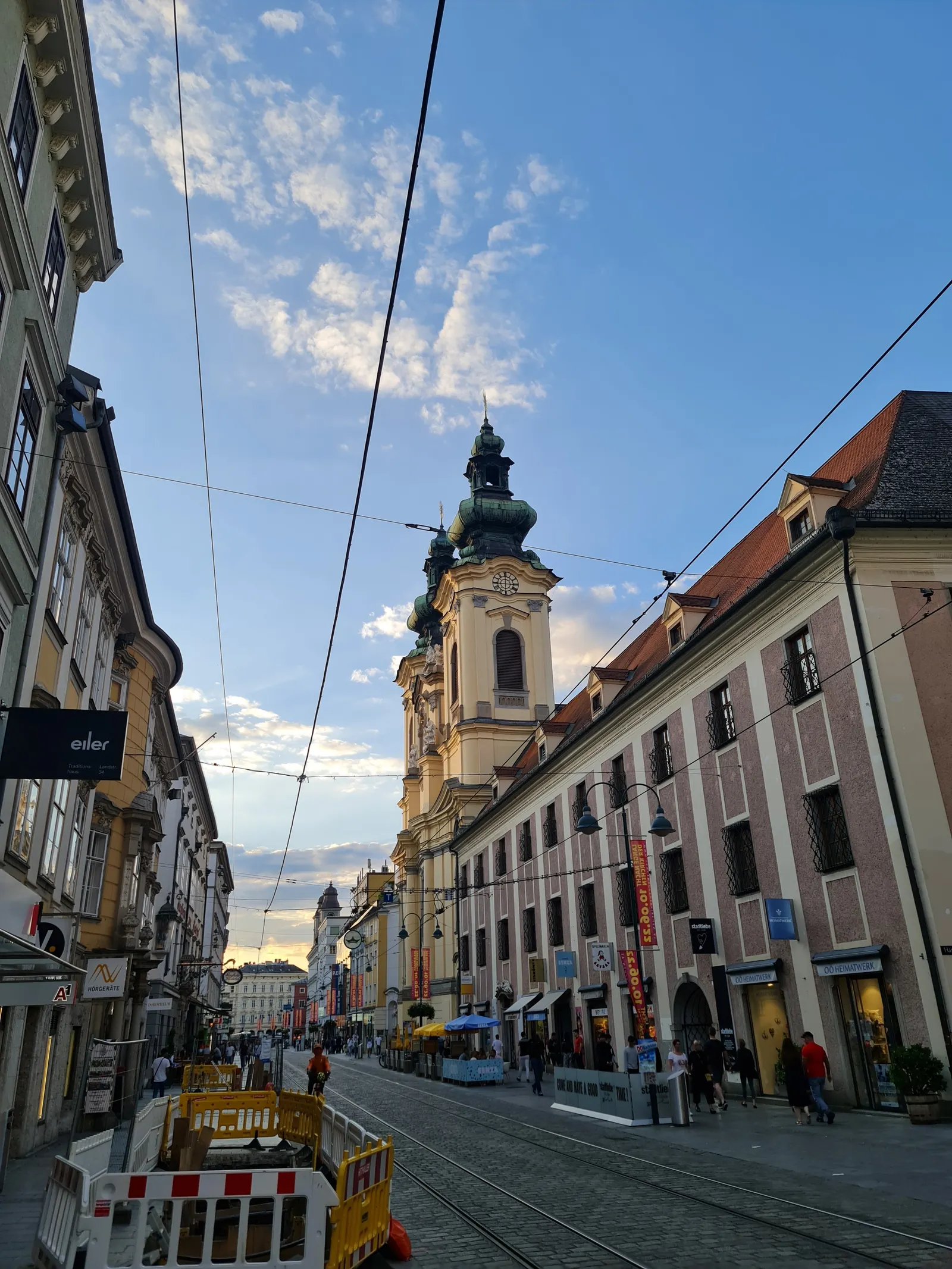 Straße in Linz mit Ursulinenkirche und Straßenbahn