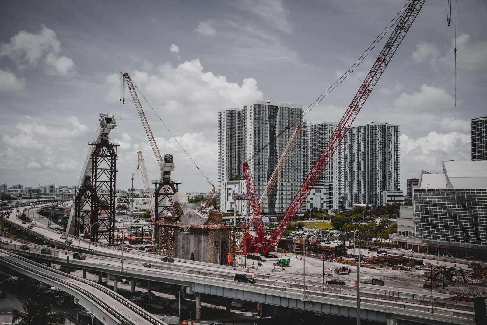 Baukräne über einer Stadt – Lärmschutz für Baustellen in Österreich mieten