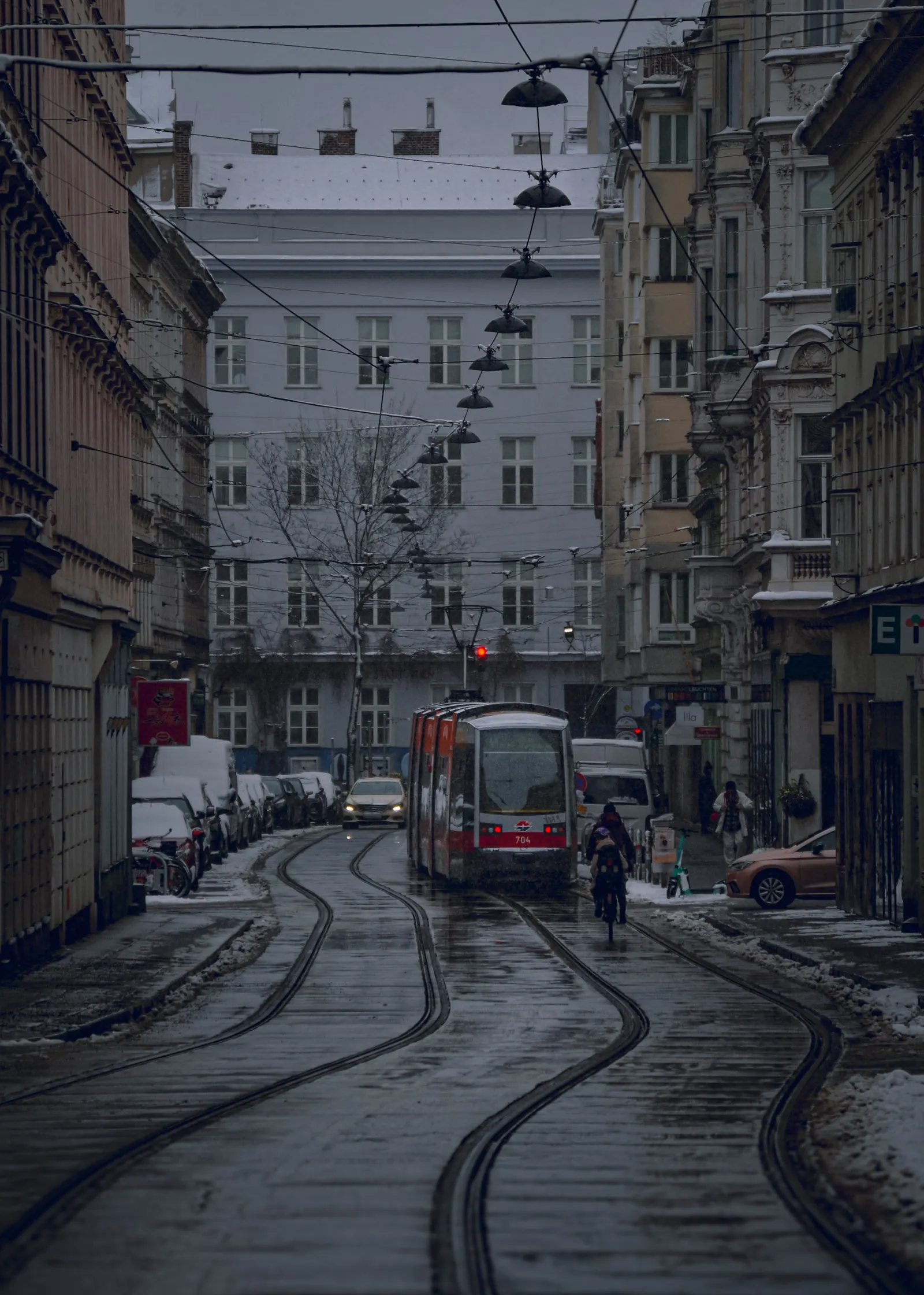 Straßenbahn in einer Wiener Straße – Baustellen-Lärmschutz in Wien