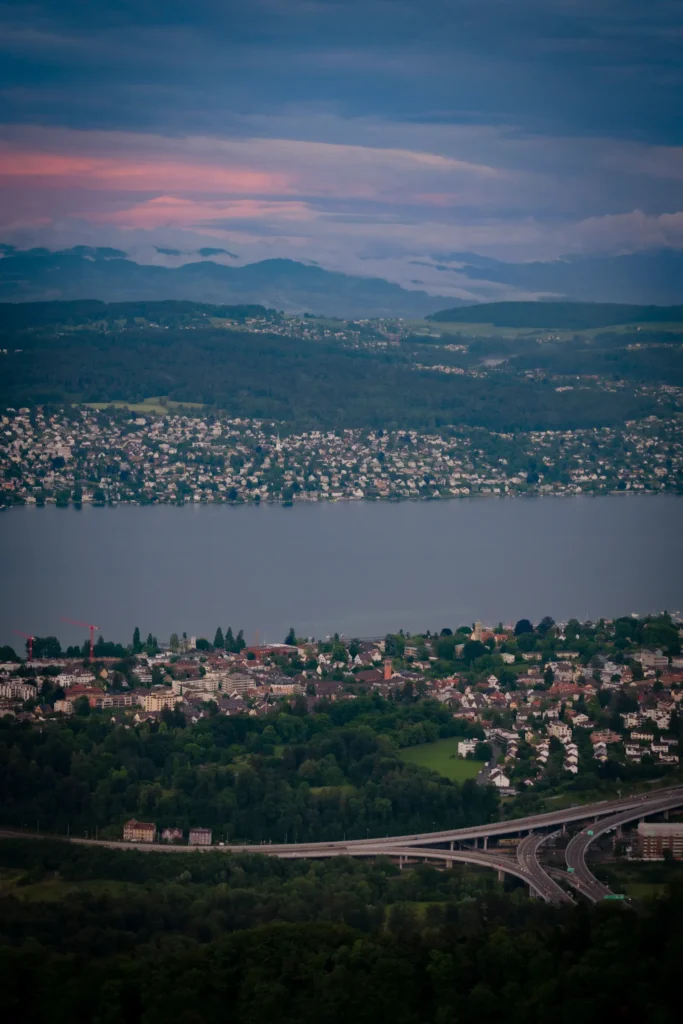 Zürich und der Zürichsee in der Abenddämmerung