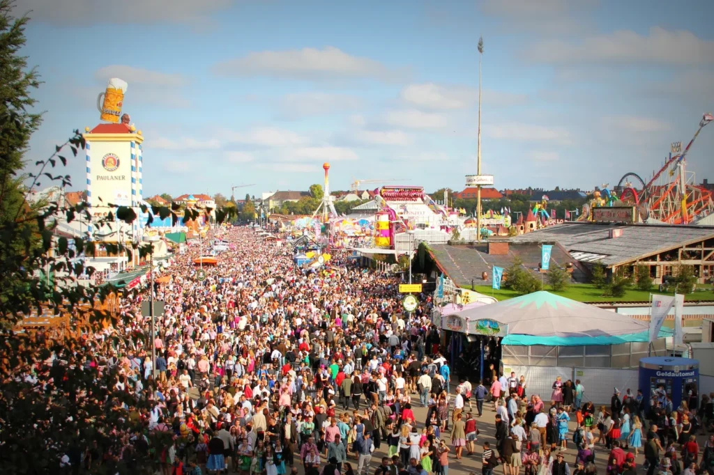 Besucher auf dem Oktoberfest in München