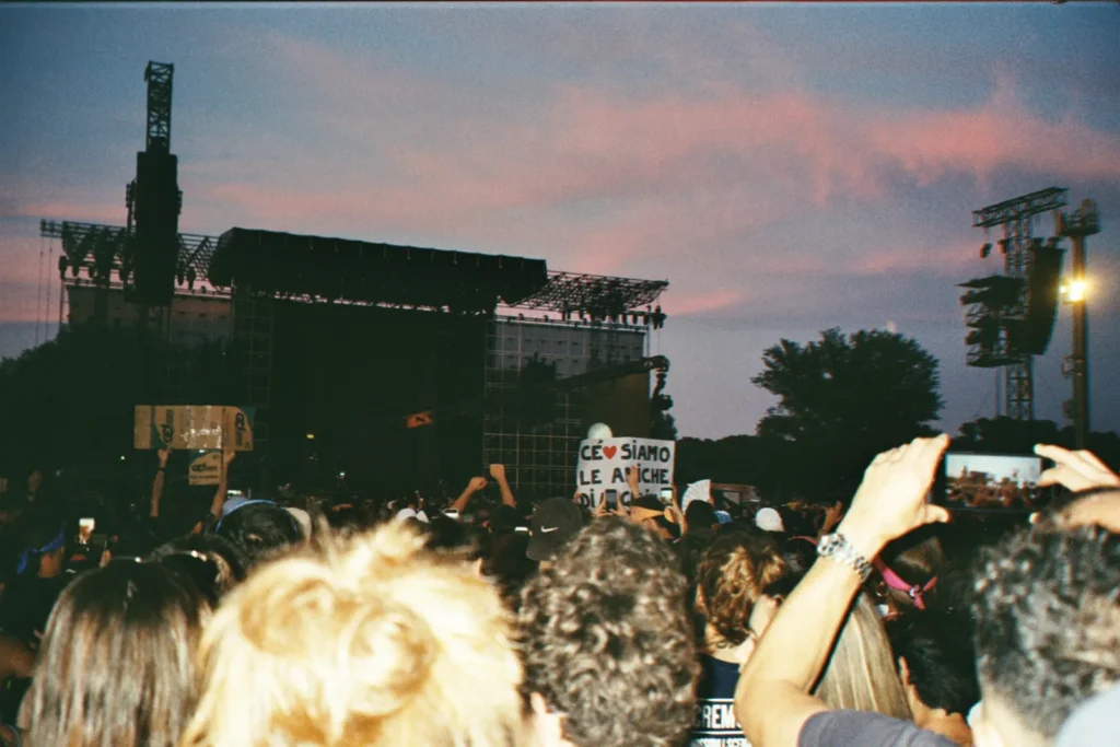 Publikum bei einem Open-Air-Konzert