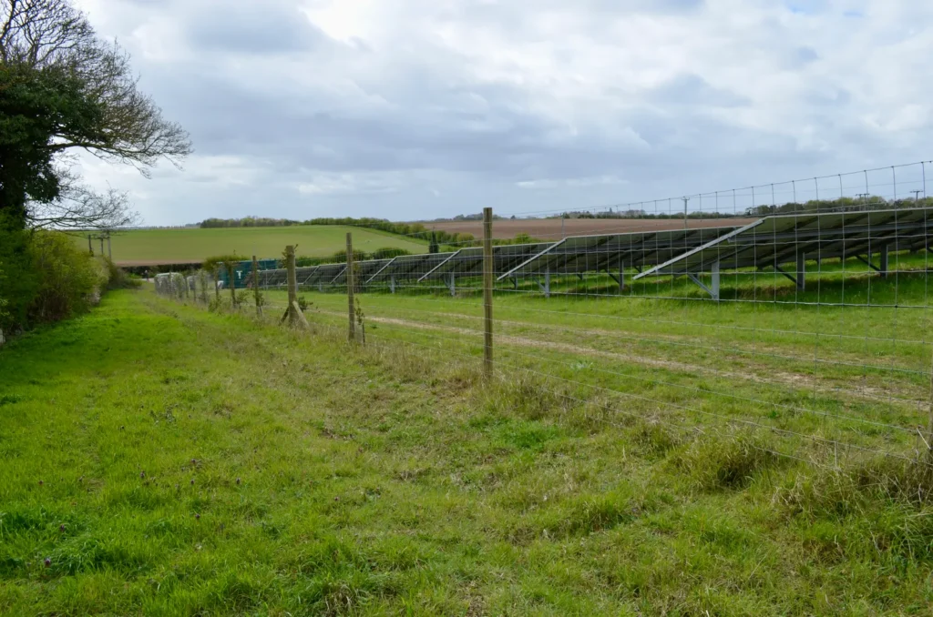 Solarpark im Bau auf einem Feld