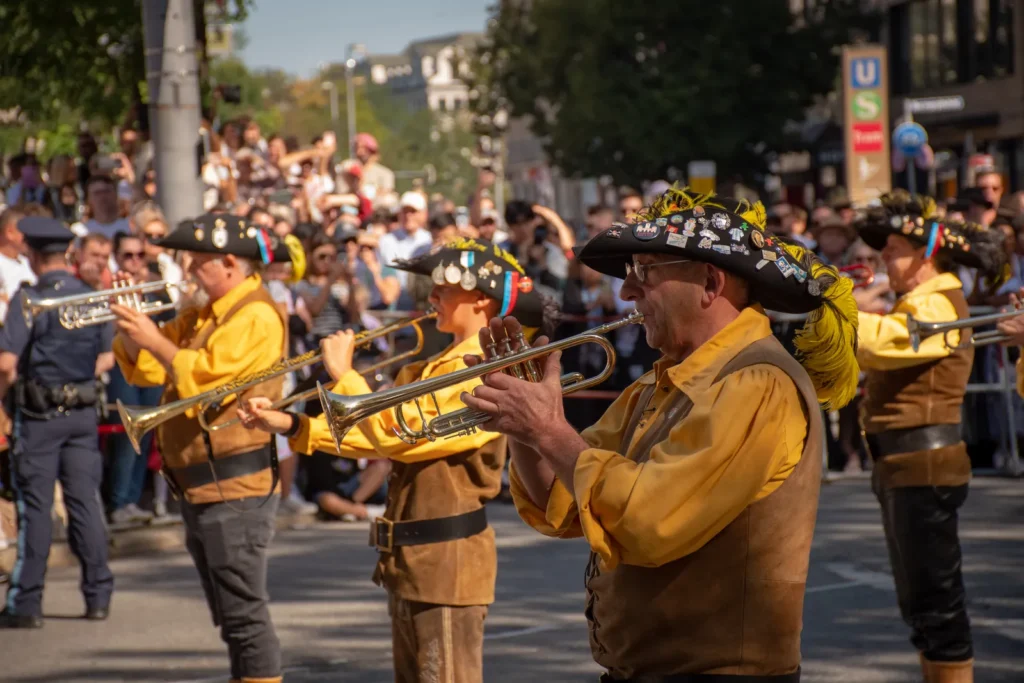 Blaskapelle spielt auf einem Stadtfest