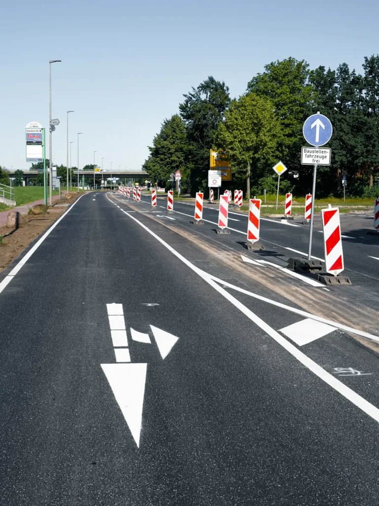 Straßenbaustelle mit Absperrung