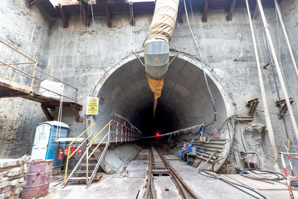 Tunnelbaustelle mit Maschinen
