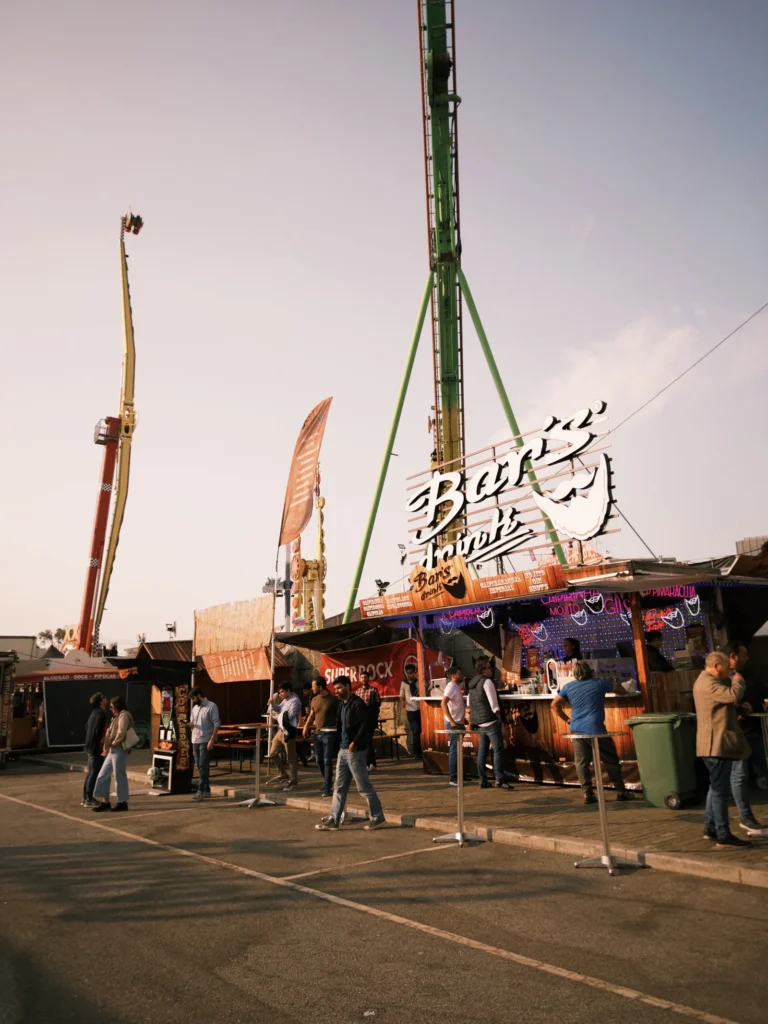 Volksfest mit Fahrgeschäften und Essensständen