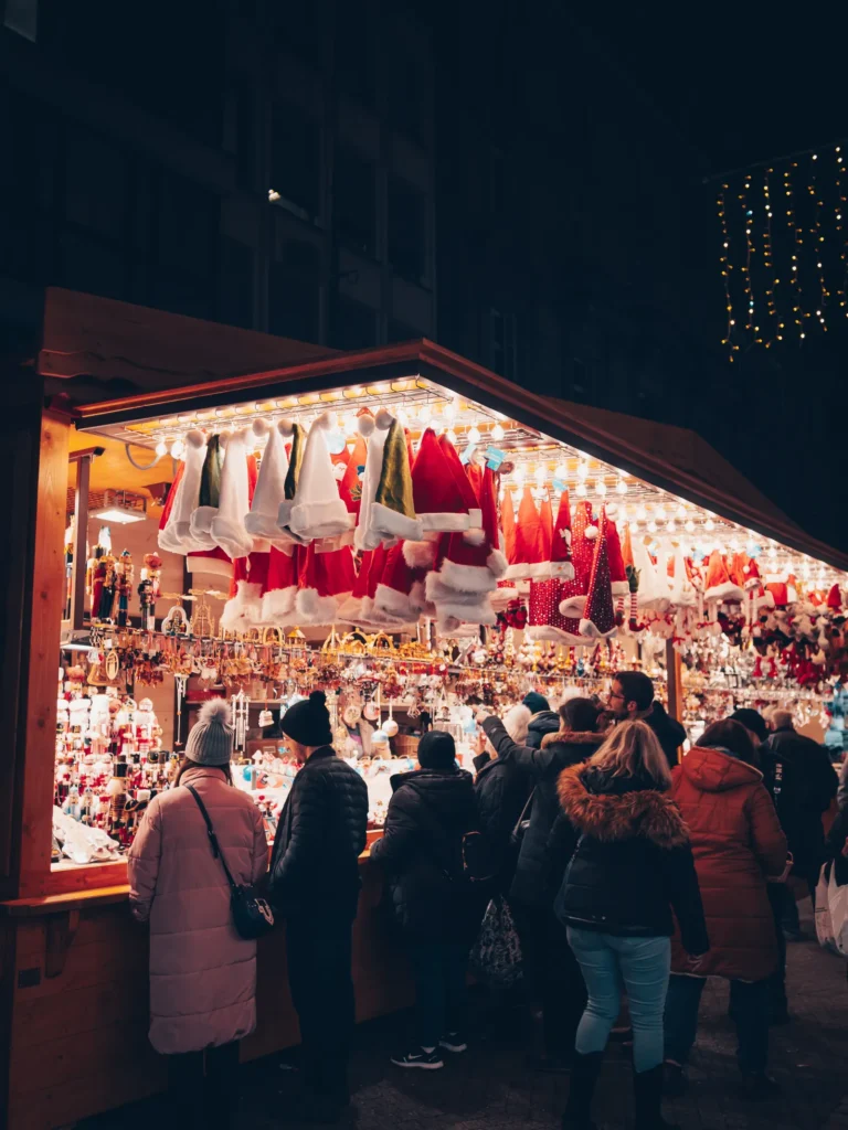Weihnachtsmarktstand am Abend