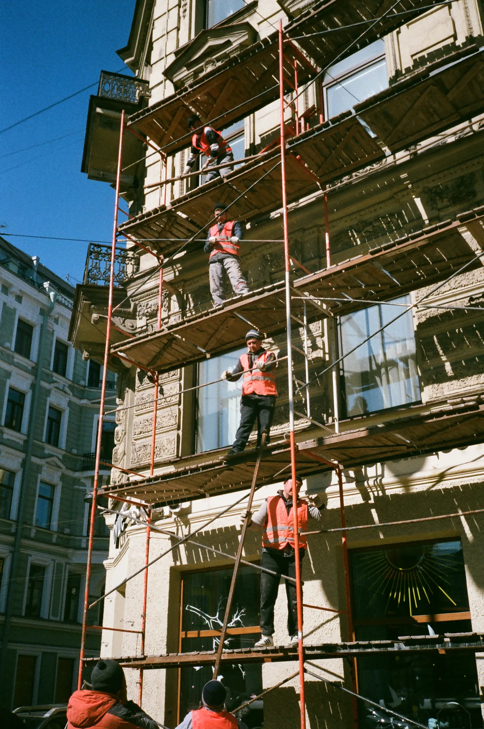 Bauarbeiter auf einem Gerüst an einer Fassade