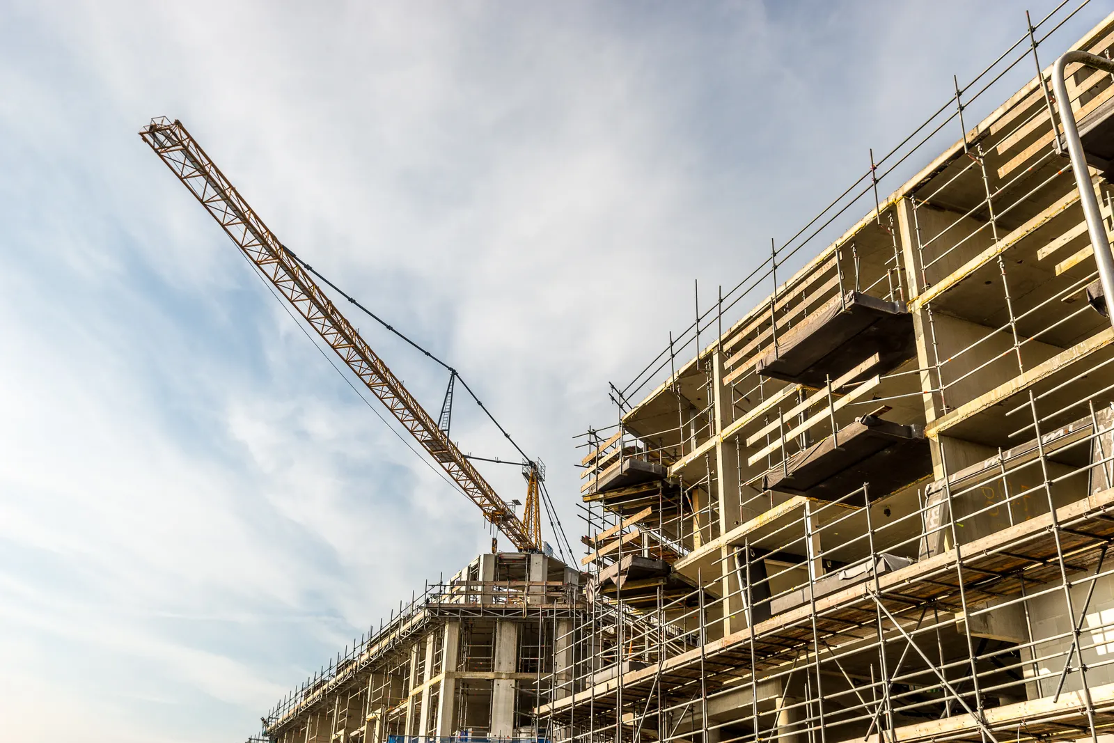 Baustelle mit Kran, an der eine mobile Lärmschutzwand eingesetzt werden kann